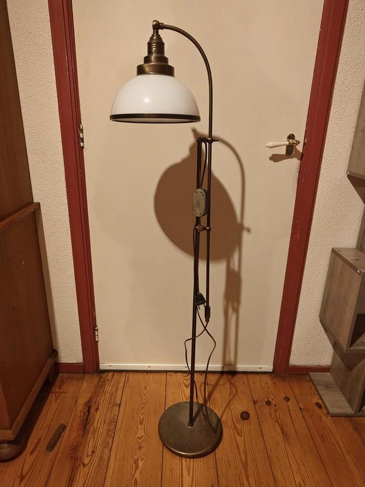Stijlvolle staande lamp met witte kap, Huis en Inrichting, Lampen | Vloerlampen, Gebruikt, 100 tot 150 cm, Glas, Metaal, Ophalen