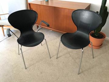 2 Stapelbare Zwarte Kantoorstoelen (Kantine/Eetkamer) beschikbaar voor biedingen