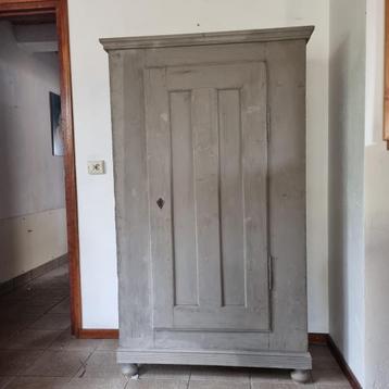 Grote grijze kast met leg schappen beschikbaar voor biedingen