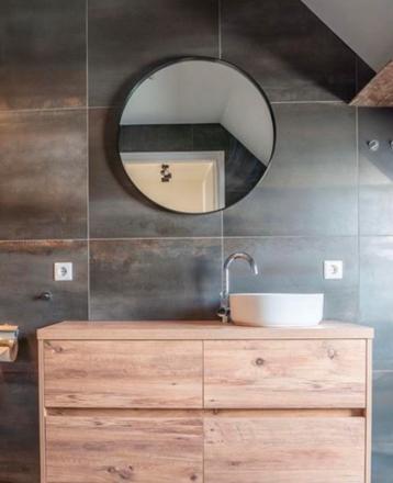 Grote ronde badkamerspiegel met zwart metalen rand beschikbaar voor biedingen