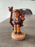 Goebel Porselein Figuur - Jongen op Boomstam met Appels, Ophalen of Verzenden