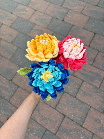 Dahlia gehaakt op stevige steel gehaakte bloemen beschikbaar voor biedingen