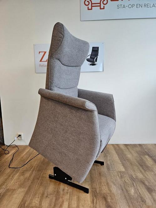 Sta op fauteuil van Prominent bij Zitgemak., Huis en Inrichting, Fauteuils, Zo goed als nieuw, Stof, 75 tot 100 cm, 75 tot 100 cm
