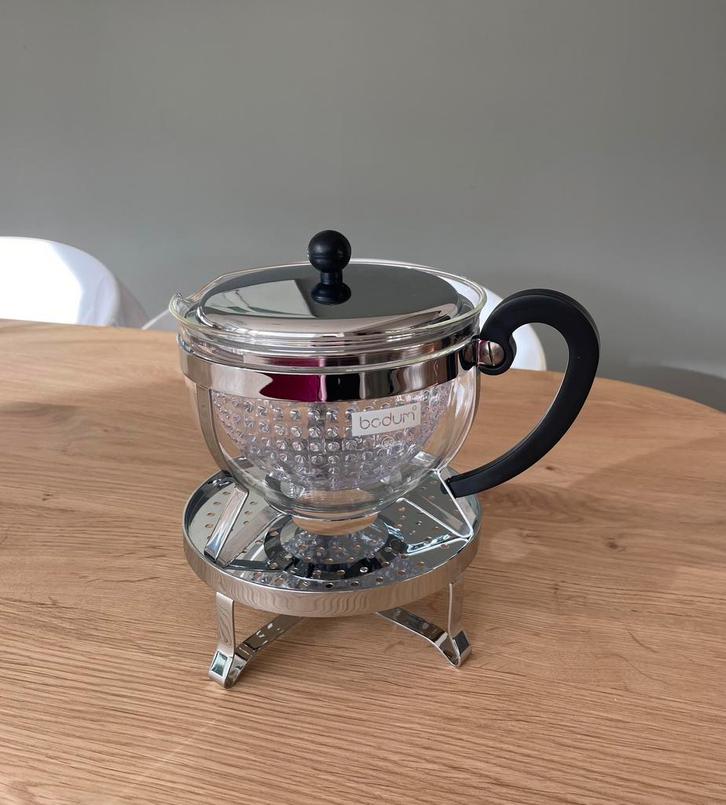 Design theepot Bodum Chambord + kunststof filter + rechaud, Huis en Inrichting, Keuken | Keukenbenodigdheden, Nieuw, Ophalen of Verzenden