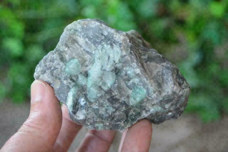 Smaragd in moedergesteente *13*, Ophalen of Verzenden, Mineraal