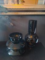 Twee mooie vazen van gerookt glas blauw zwrt., Huis en Inrichting, Woonaccessoires | Vazen, Ophalen of Verzenden, Blauw, Glas