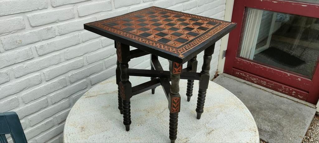 Houten bijzettafel met schaakbordpatroon, Huis en Inrichting, Ophalen, Rond, Minder dan 55 cm