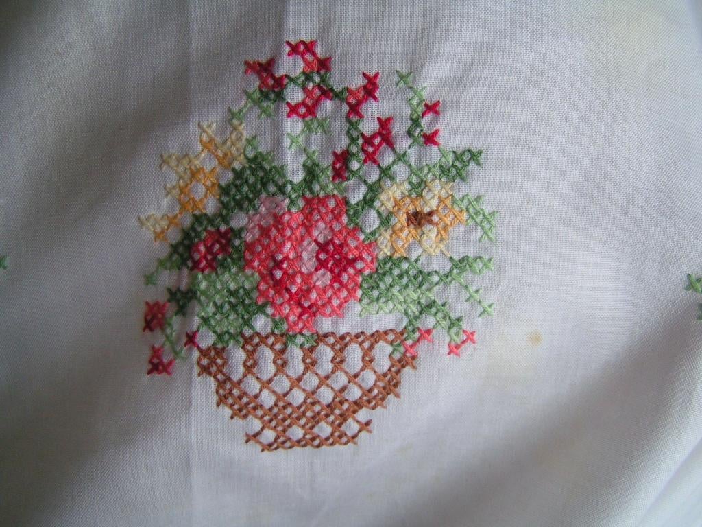 geborduurd tafelkleed nr SS 1173, Verzenden, Zo goed als nieuw, Vierkant, Binnen