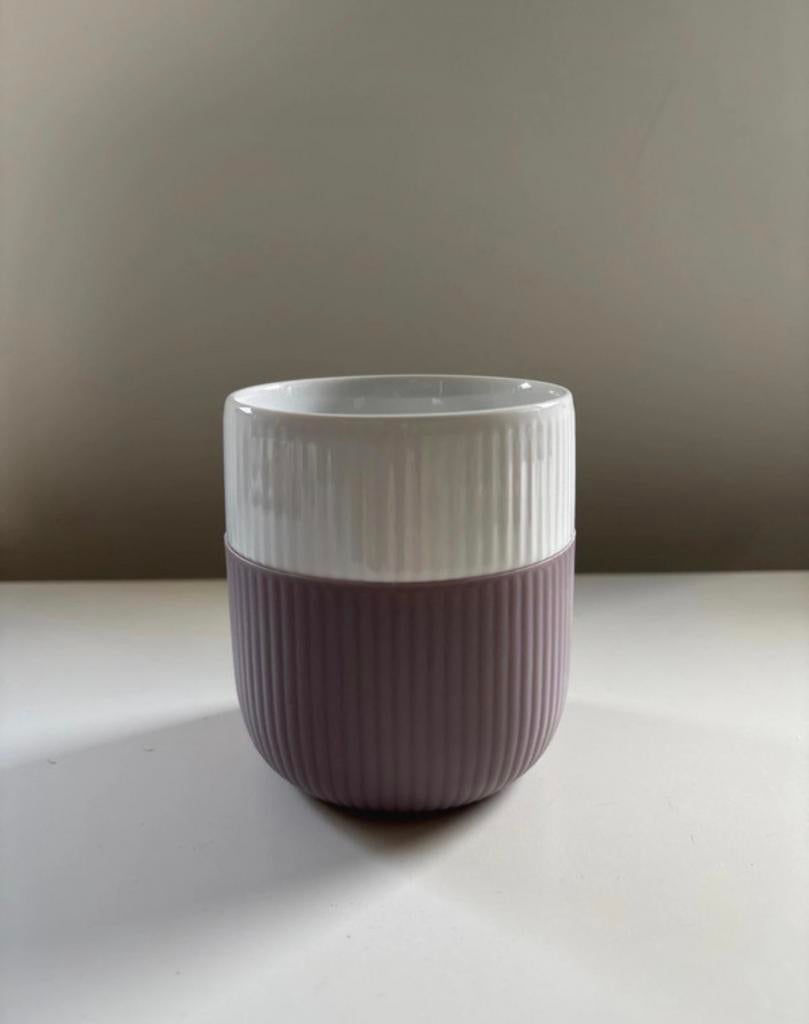 Mok Royal Copenhagen - Wit met Lila, Huis en Inrichting, Keuken | Servies, Ophalen of Verzenden, Zo goed als nieuw, Overige stijlen