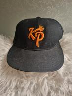 Zwarte pet met oranje 'KP' logo, Kleding | Dames, Hoeden en Petten, Gedragen, One size fits all, Ophalen of Verzenden, Pet
