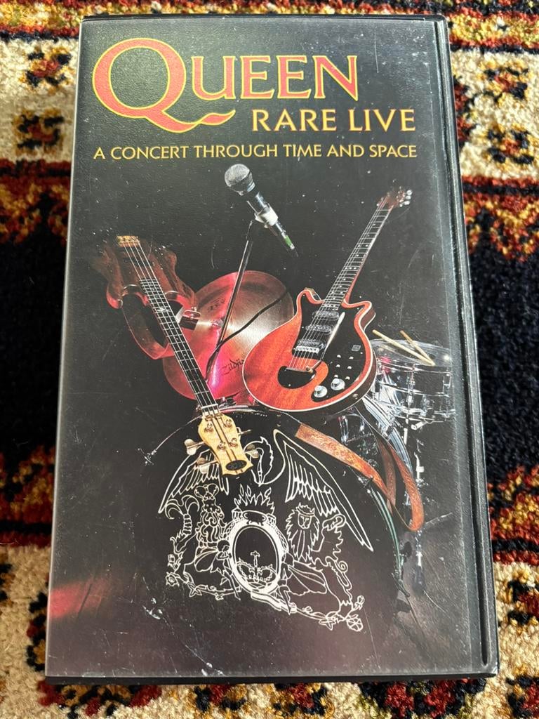 VHS: Queen - Rare live, a concert through time and space, Alle leeftijden, Ophalen of Verzenden, Zo goed als nieuw