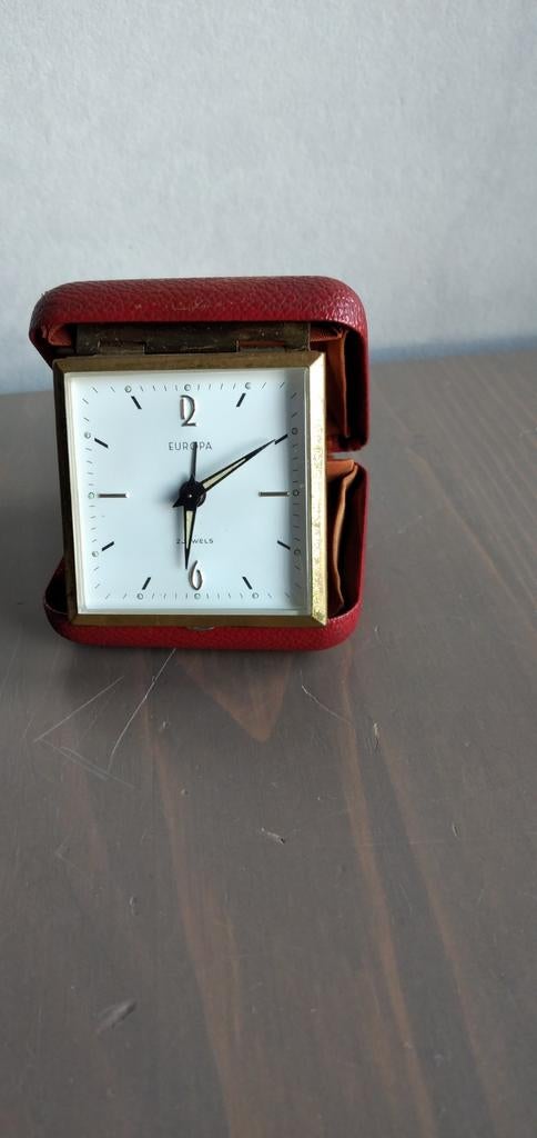 Prachtig Europa 2 Jewels reisklokje met rode behuizing, Antiek en Kunst, Antiek | Klokken, Ophalen of Verzenden