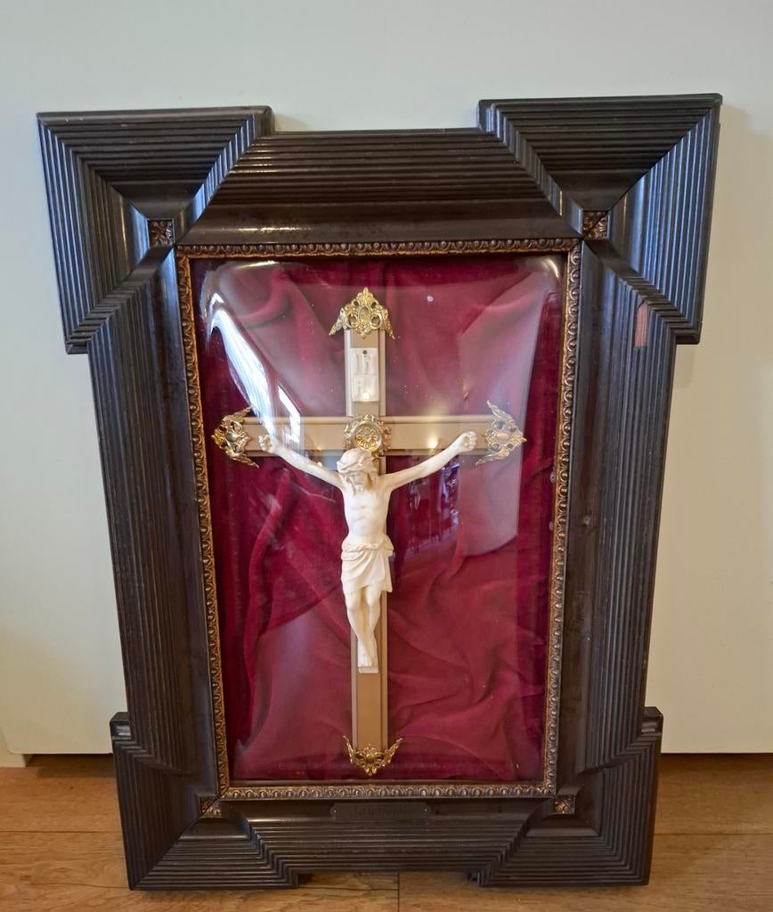 Antiek Kruisbeeld in lijst - Porselein - 59x44cm, Ophalen of Verzenden