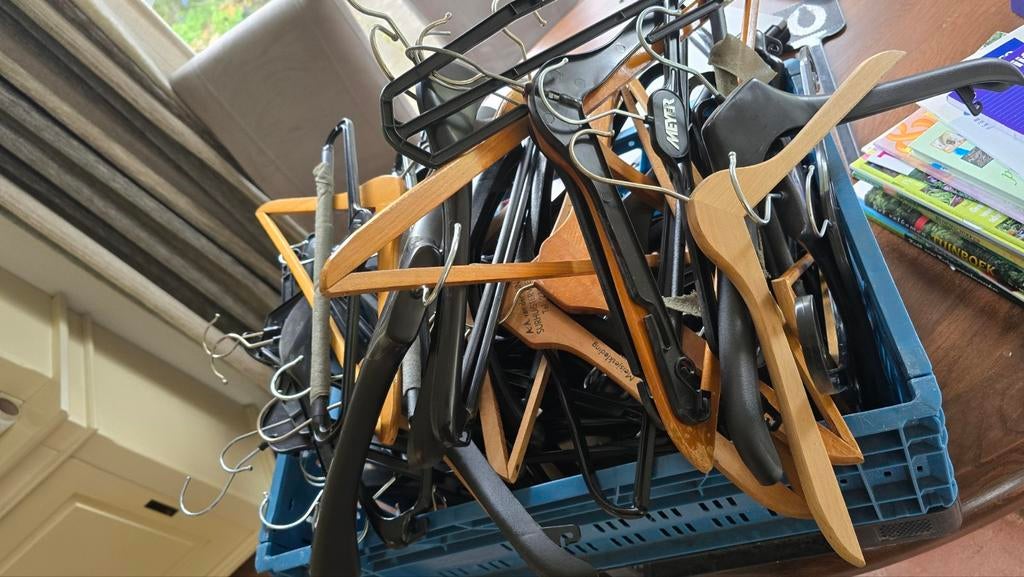 GRATIS - partij kleerhangers, Ophalen, Gebruikt, Hout, Volwassenen