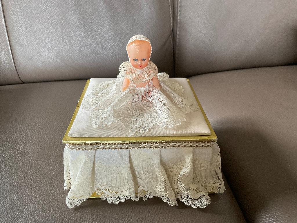 Oude stoffen doos met popje / Brocante doos met popje, Ophalen of Verzenden