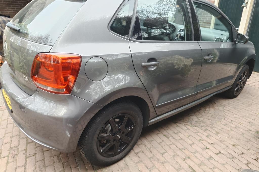 Zwarte velgen met winterbanden 5x100 ET38 VW Polo, Ophalen, 15 inch, Banden en Velgen, 185 mm