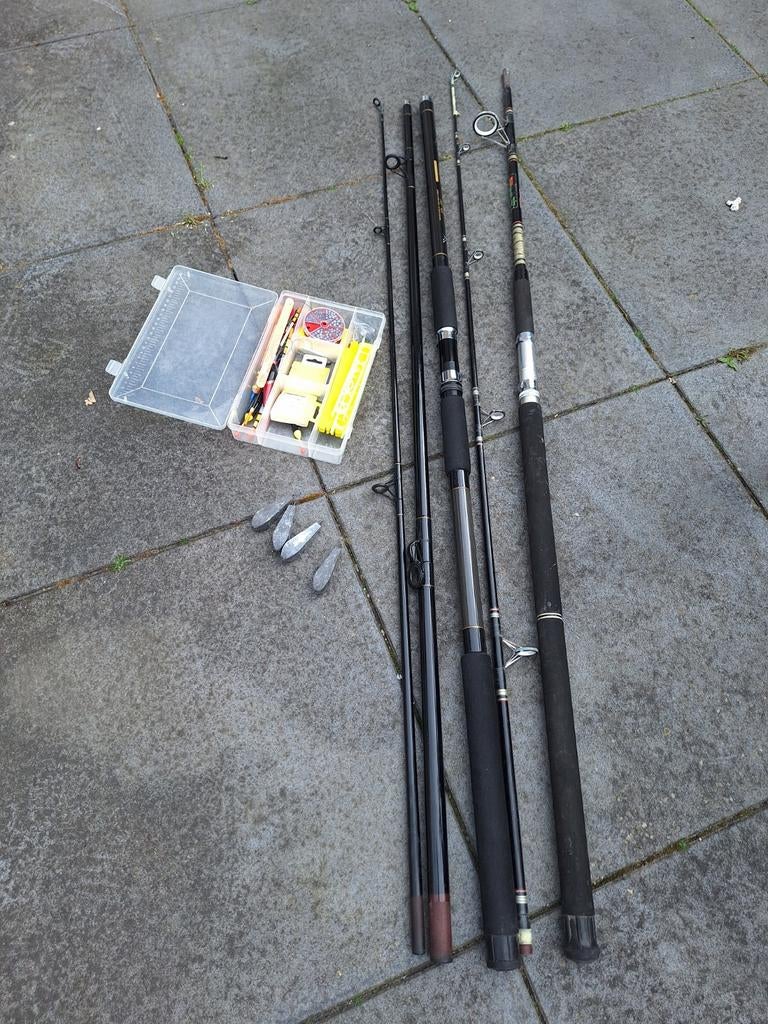 2 hengels met vislood en koffertje visbenodigdheden, Ophalen, Werphengel