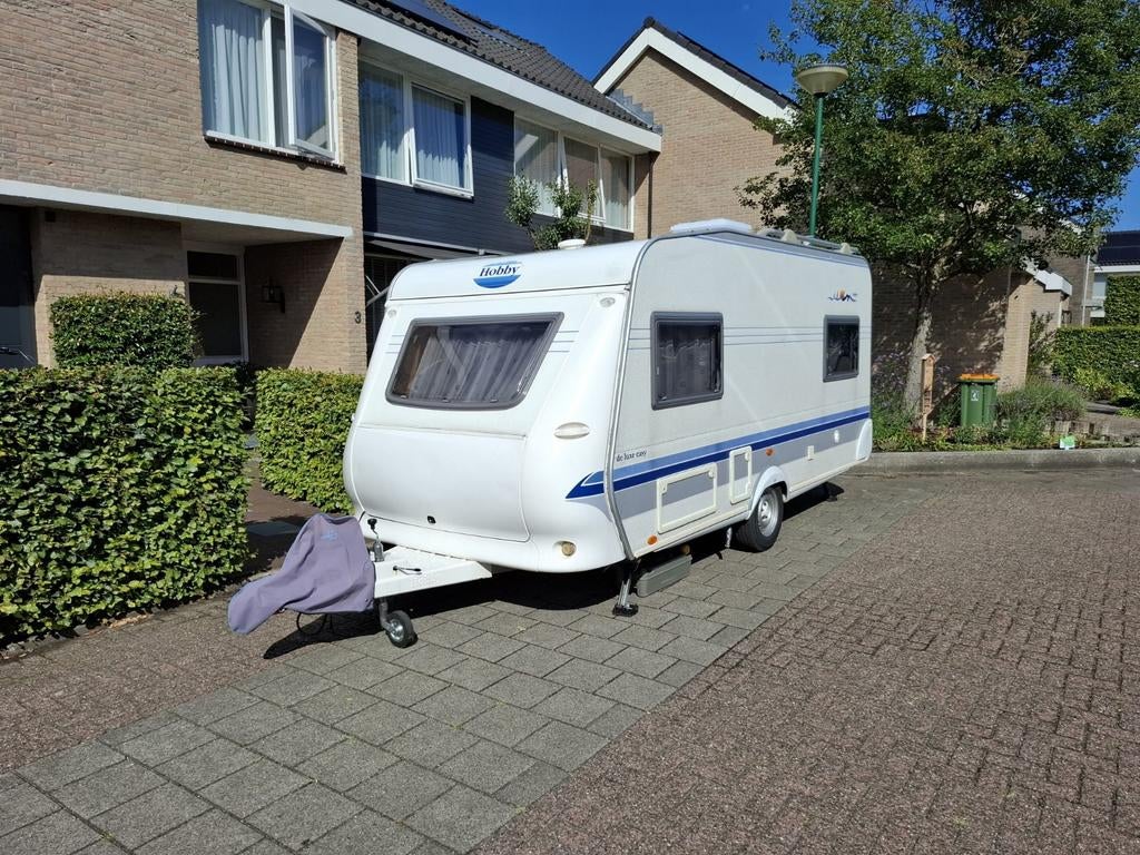Hobby De Luxe 450 caravan 2003, Caravans en Kamperen, Caravans, Rondzit, Hobby, Koelkast, Omvormbare zithoek