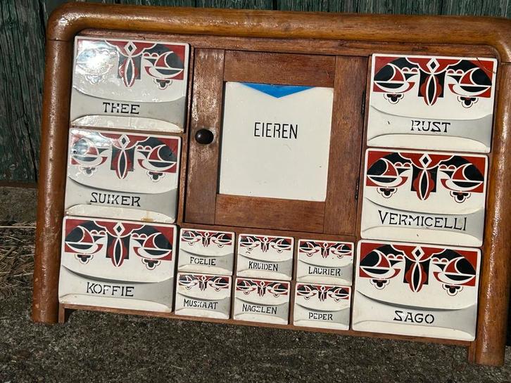 Vintage Keukenkastje met Porseleinen Kruidenpotjes, Antiek en Kunst, Antiek | Keukenbenodigdheden, Ophalen