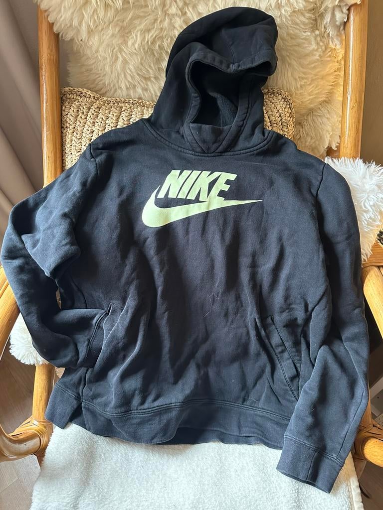 Zwarte hoodie met geel logo van Nike - maat XL, Kinderen en Baby's, Kinderkleding | Maat 176, Ophalen of Verzenden, Zo goed als nieuw