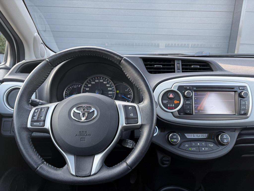 Toyota Yaris 1.5 Full Hybrid Dynamic 1e Eigenaar,Pano,Navi,C, Auto's, Toyota, Euro 5, Gebruikt, 4 cilinders, Leder en Stof