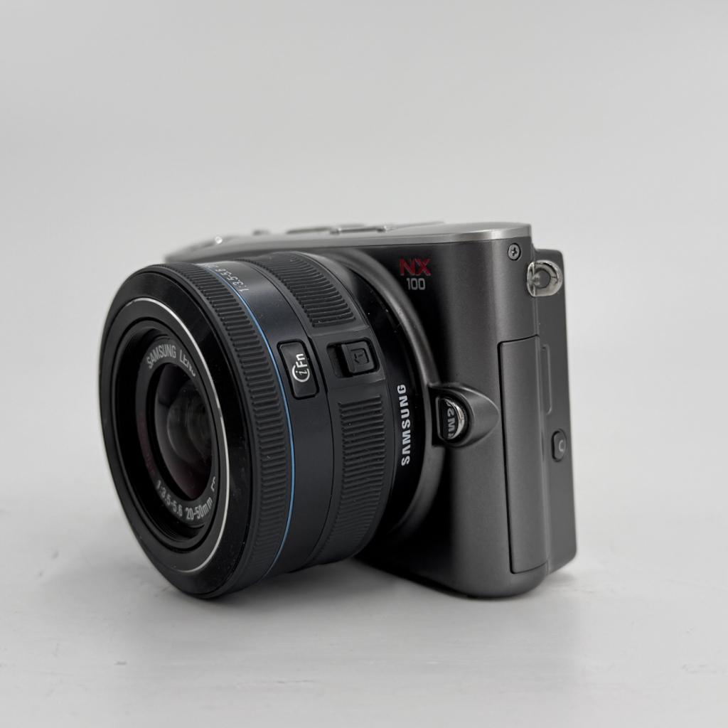 Samsung NX100 Systeemcamera + 20–50mm f/3.5–5.6 ED Lens, Audio, Tv en Foto, Fotocamera's Digitaal, Samsung, Zo goed als nieuw