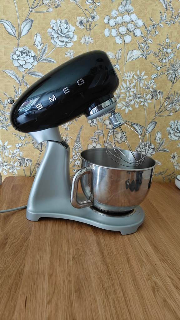 Smeg keukenmachine €250, Witgoed en Apparatuur, Keukenmixers, 4 liter of meer, Ophalen, 3 snelheden of meer