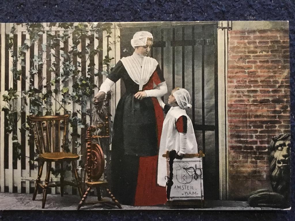 Oude ansicht van twee jonge wezen Weeshuis Amsterdam, Verzamelen, Ansichtkaarten | Nederland, Ophalen of Verzenden, Voor 1920