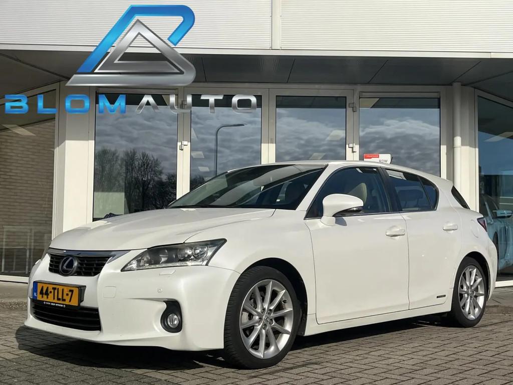 Lexus CT 200h Luxury Line TREKHAAK+MARK LEVINSO € 12.400,0, 136 pk, Gebruikt, 4 cilinders, Wit