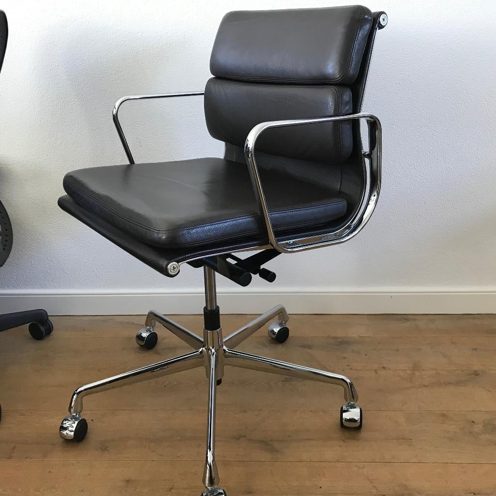 2 ZGAN Vitra Eames softpad Aluminium chair EA 217, Zwart, Ophalen of Verzenden, Zo goed als nieuw, Nvt