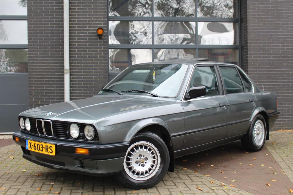 BMW 3 Serie 320i 6 Cilinder ORIGINELE STAAT! UNIEKE AUTO! NE, Auto's, Oldtimers, Stof, 10 km/l, Bedrijf, Grijs
