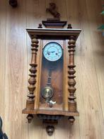 Oude wandklok met slinger en paarddecoratie, Ophalen