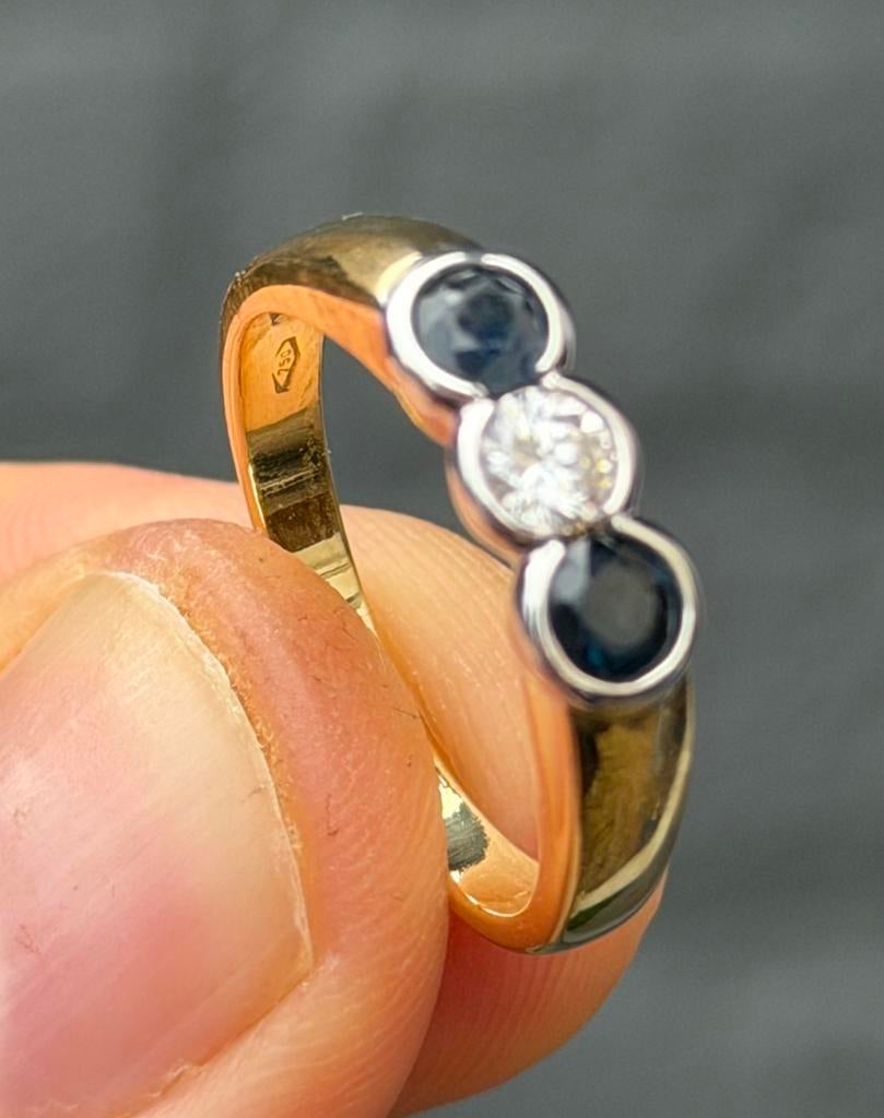 18K gouden ring met 1 natuurlijke diamant 2 blauwe saffieren, 18 tot 19, Ophalen of Verzenden, Met edelsteen, Dame