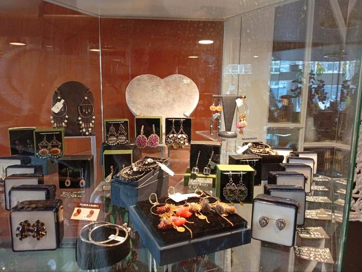 Unieke oorbellen met echte stenen, Sieraden, Tassen en Uiterlijk, Oorbellen, Zo goed als nieuw, Overige materialen, Ophalen of Verzenden