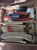 Märklin: Twee dozen met diverse rails, wagens en folders, Wisselstroom, Gebruikt, Overige typen, Ophalen of Verzenden