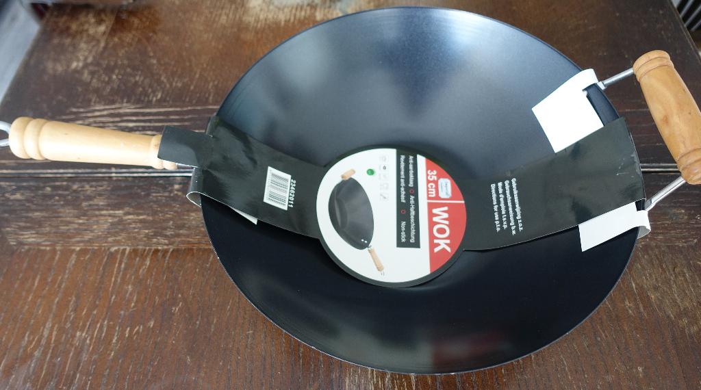 Wok 35 cm. Paar jaar oud maar ongebruikt., Huis en Inrichting, Keuken | Potten en Pannen, Ophalen of Verzenden, Nieuw, Gietijzer