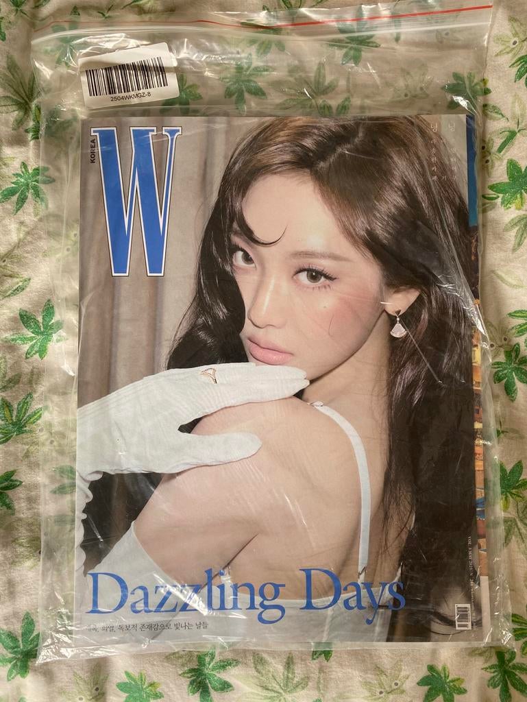 Aespa Ningning cover W korea Dazzling days magazine, Ophalen of Verzenden, Nieuw, Boek, Tijdschrift of Artikel