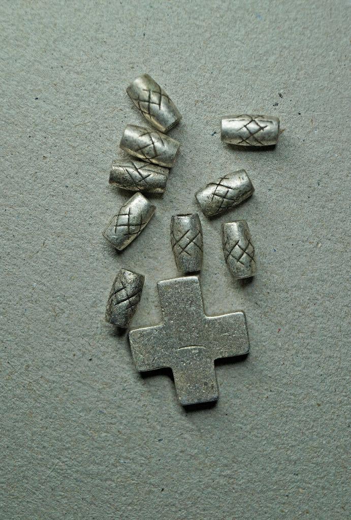 Gelijkarmmig Kruisje + kralen - Middeleeuws - Bodemvondst, Ophalen of Verzenden