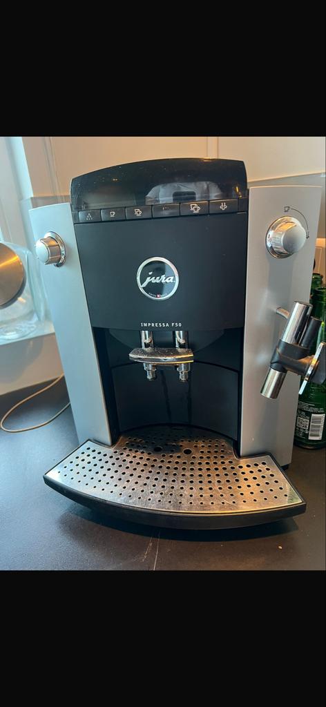 Jura Impressa F50 koffiezetapparaat, Witgoed en Apparatuur, Koffiezetapparaten, Ophalen, Afneembaar waterreservoir, Gebruikt, Koffiemachine