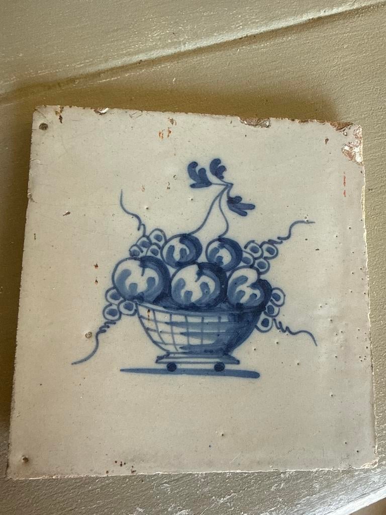 Delfs blauw hand geschilderd wandtegel met fruit, Antiek en Kunst, Antiek | Wandborden en Tegels, Ophalen
