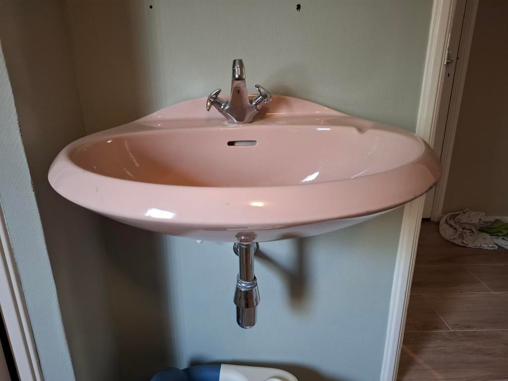 Retro roze wastafel en planchet, Huis en Inrichting, Badkamer | Badkamermeubels, Ophalen, 50 tot 100 cm, Minder dan 100 cm, Wasbak of Wastafel