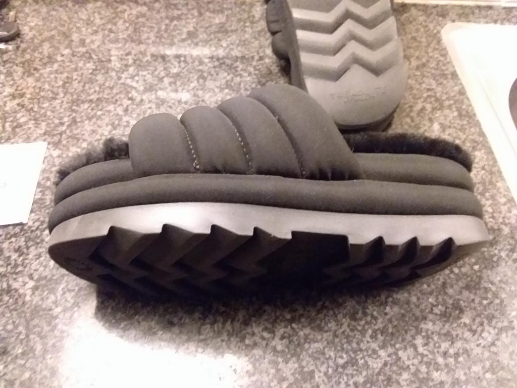 Ugg Maxi slide. Maat 38, Kleding | Dames, Ophalen of Verzenden, Zo goed als nieuw, Zwart