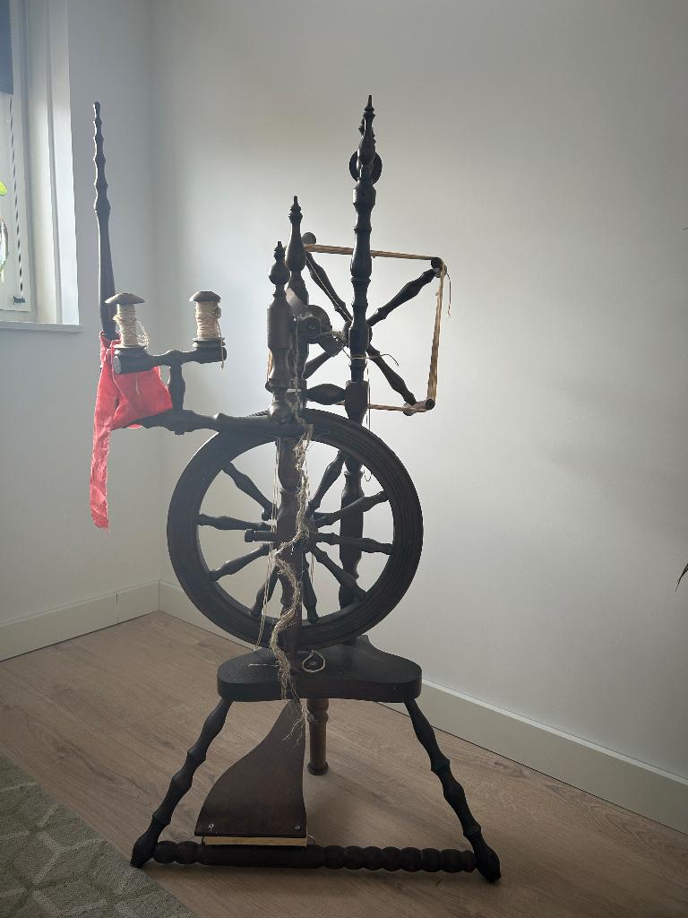 Spinnewiel antiek met vlasklos, Ophalen, Zo goed als nieuw