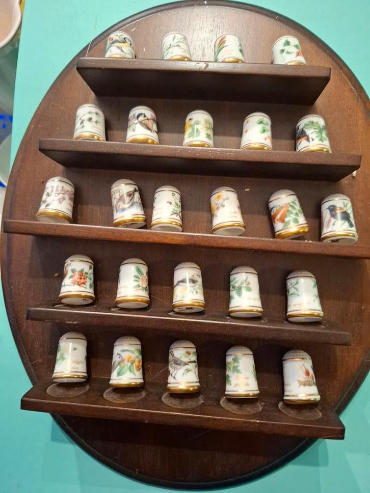 Verzameling vingerhoedjes met vogels op houten display, Verzamelen, Overige Verzamelen, Gebruikt, Ophalen of Verzenden