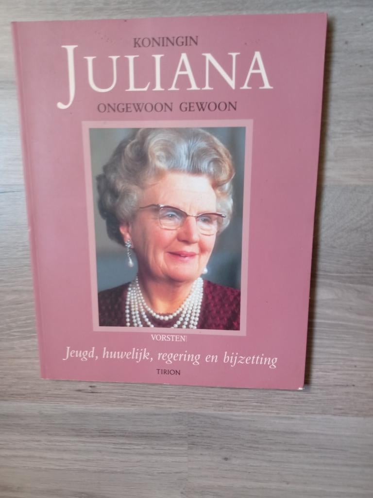 Boek Juliana, Verzamelen, Ophalen of Verzenden, Gebruikt, Tijdschrift of Boek