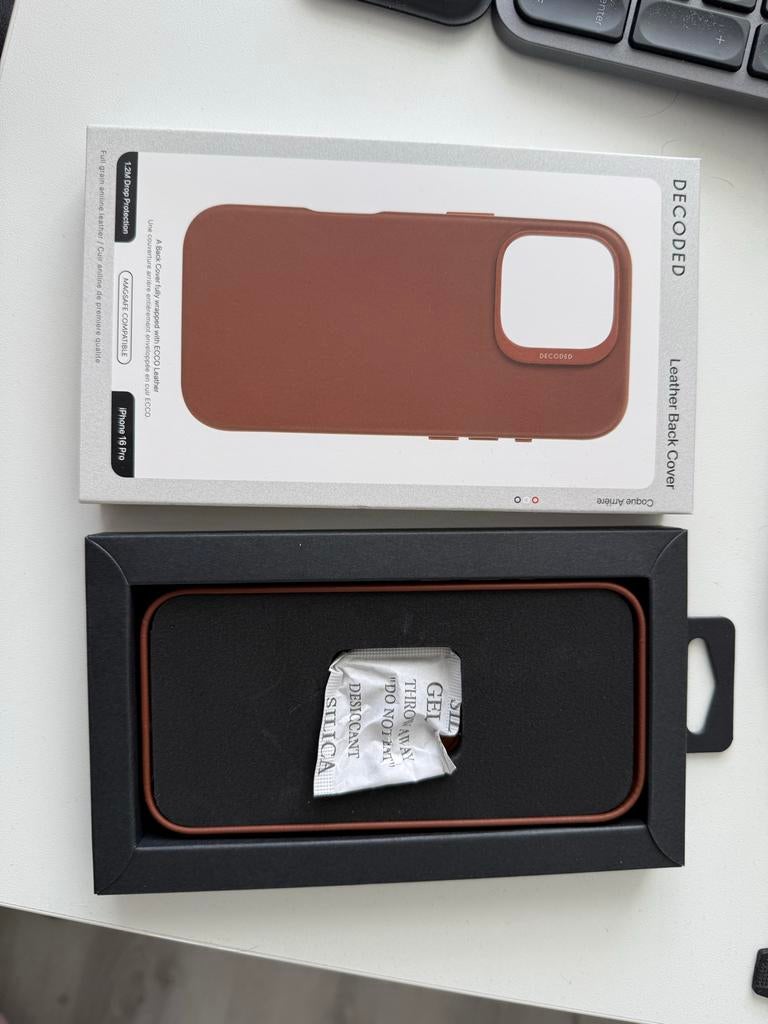 DECODED bruin Leren Back Cover voor iPhone 16 Pro, IPhone 16 Pro, MagSafe, Overige merken, Frontje of Cover