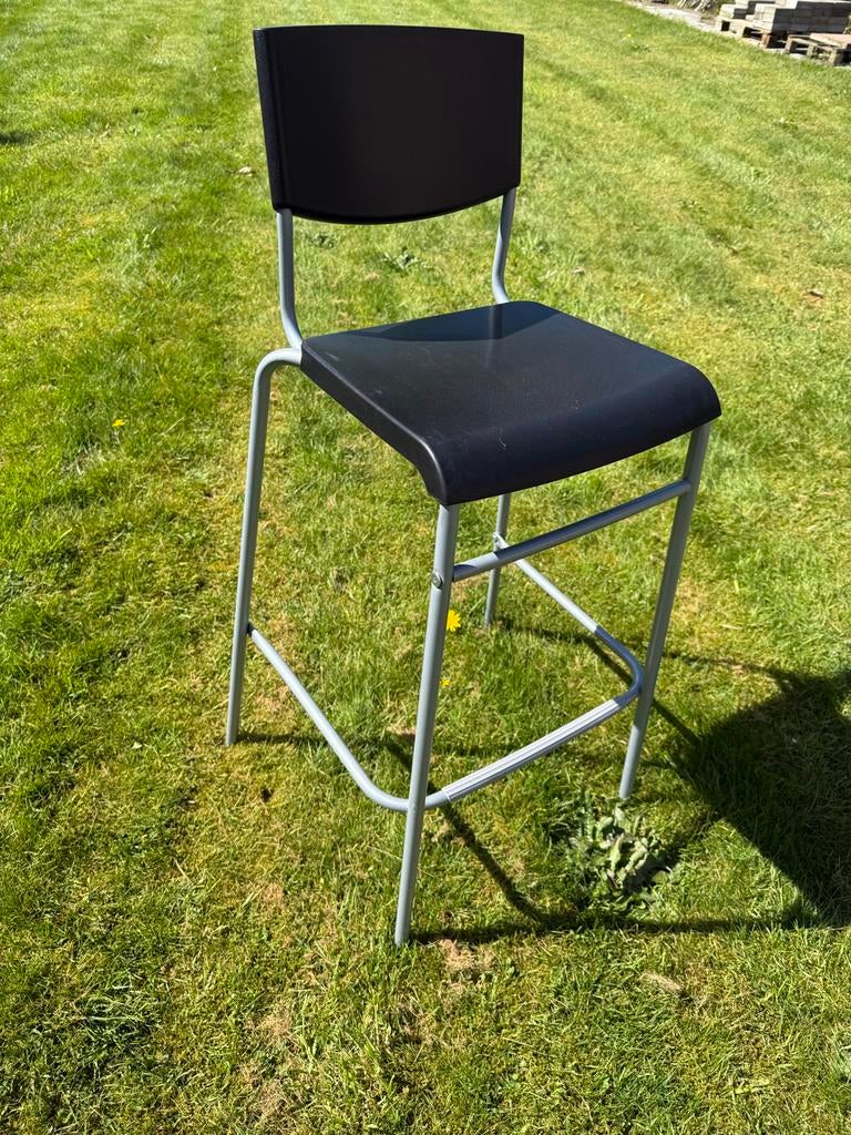 4 Zwarte barkrukken met rugleuning, Ophalen, Kunststof, Gebruikt, Met voetsteun
