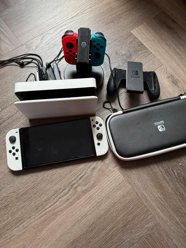 Nintendo Switch OLED - Zo goed als nieuw, Spelcomputers en Games, Spelcomputers | Nintendo Switch, Zo goed als nieuw, Switch OLED