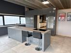 Showroomkeuken met eiland en inbouwapparatuur, Huis en Inrichting, Keuken | Complete keukens, Ophalen, Graniet of Steen, Zo goed als nieuw