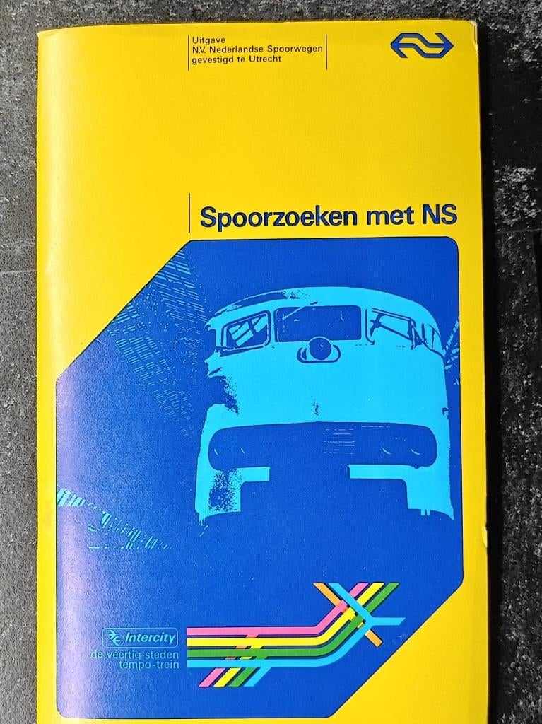 Spoorzoeken met NS - MOET WEG, Verzamelen, Ophalen of Verzenden, Zo goed als nieuw, Trein, Boek of Tijdschrift